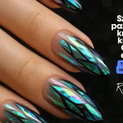 Dłoń z paznokciami w efekcie szkła, z fragmentami folii w odcieniach zieleni i błękitu.