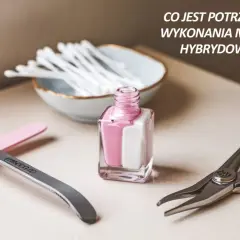 Paznokcie hybrydowe: pilniczki, patyczki kosmetyczne, lakier i cążki.