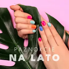 Dłonie z kolorowym, letnim manicurem na tle zielonego liścia i różowego tła.