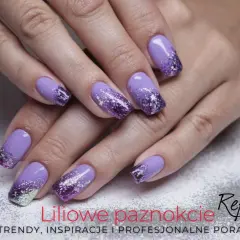Dłonie z fioletowymi paznokciami ombre z brokatem.