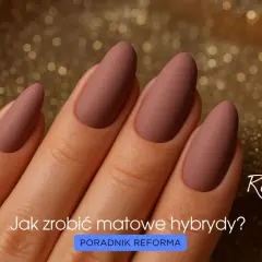 Dłoń z matowymi, brązowymi paznokciami na złotym, błyszczącym tle.