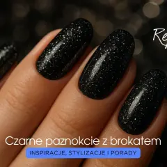 Dłoń z czarnymi paznokciami ozdobionymi brokatem na ciemnym tle.