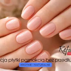 Dłonie z krótkimi, naturalnymi paznokciami w kolorze pudrowego różu, ozdobione delikatnymi światełkami.