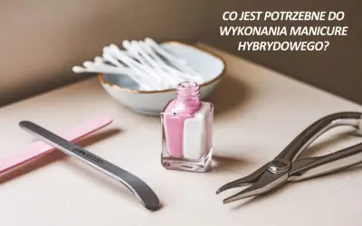 Paznokcie hybrydowe: pilniczki, patyczki kosmetyczne, lakier i cążki.