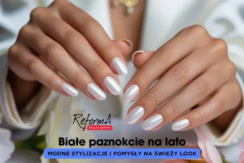 Dłonie z eleganckim, perłowym białym manicure, na tle kwiatów i białej tkaniny.