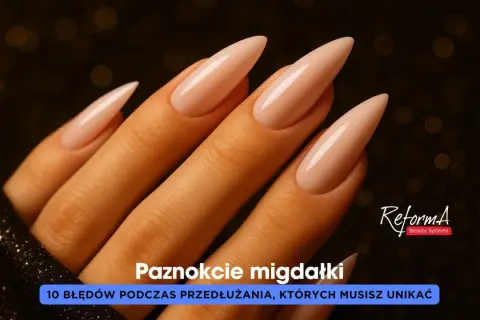 Dłoń z paznokciami w kształcie migdałów w cielistym kolorze na ciemnym tle z bokeh.