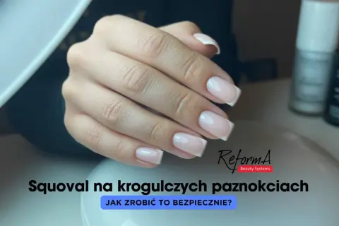 Dłoń z zadbanymi paznokciami w stylu francuskiego manicure.