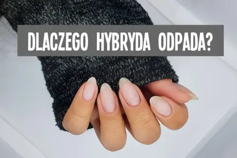 Dłoń z paznokciami w naturalnym kolorze, na których widoczny jest napis "DLACZEGO HYBRYDA ODPADA?".