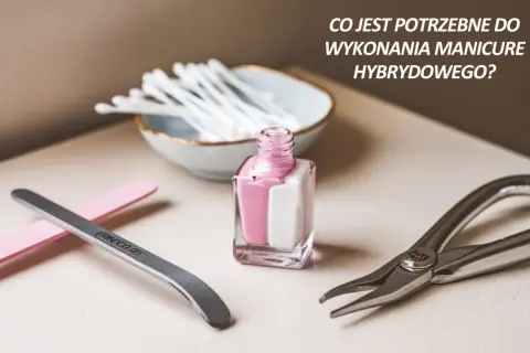 Paznokcie hybrydowe: pilniczki, patyczki kosmetyczne, lakier i cążki.