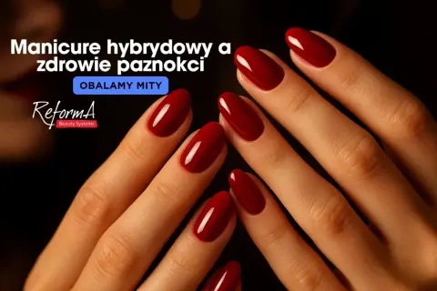 Dłonie z idealnym, ciemnoczerwonym manicurem hybrydowym na ciemnym tle.