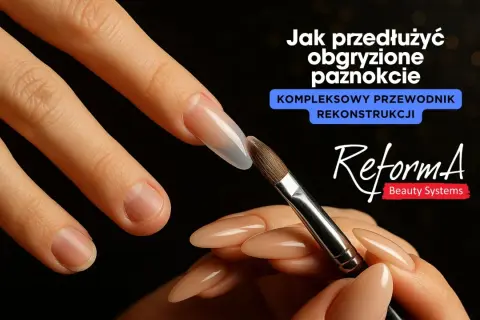 Dłoń z paznokciami w trakcie rekonstrukcji, pędzelek do żelu.