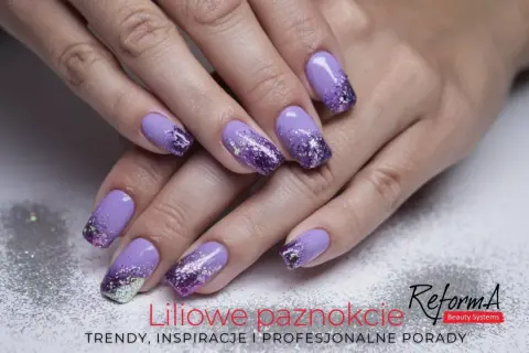 Dłonie z fioletowymi paznokciami ombre z brokatem.