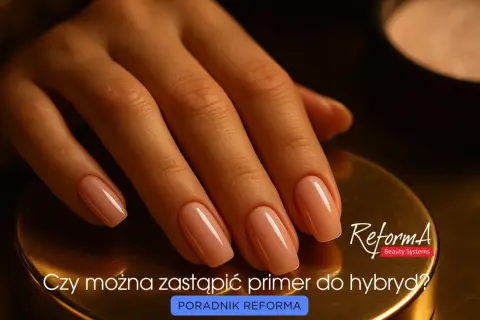 Dłoń z paznokciami w cielistym kolorze hybrydy na złotym tle.