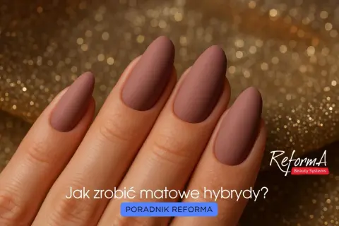 Dłoń z matowymi, brązowymi paznokciami na złotym, błyszczącym tle.