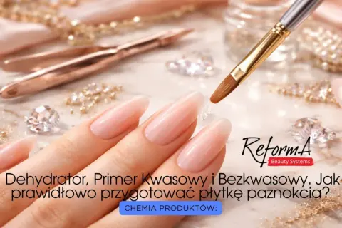 Dłoń z paznokciami, pędzelek z płynem, biżuteria i kosmetyki.