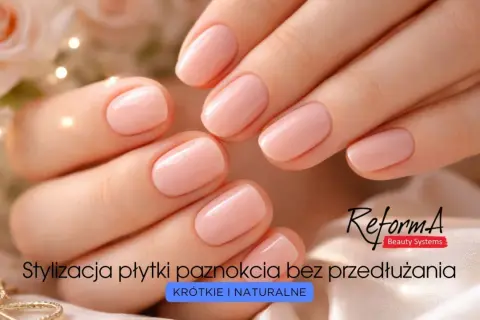 Dłonie z krótkimi, naturalnymi paznokciami w kolorze pudrowego różu, ozdobione delikatnymi światełkami.