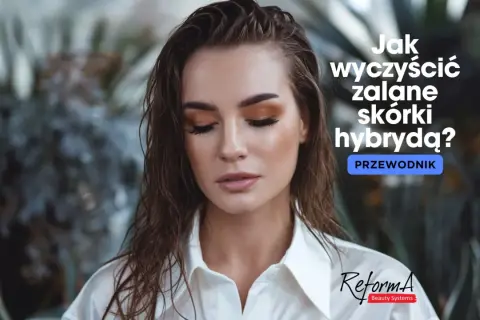 Portret kobiety z mokrymi włosami i makijażem, z tekstem "Jak wyczyścić zalane skórki hybrydą?".