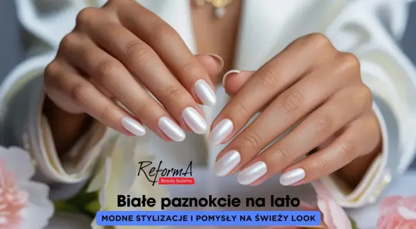 Dłonie z eleganckim, perłowym białym manicure, na tle kwiatów i białej tkaniny.