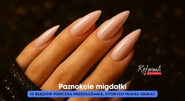 Dłoń z paznokciami w kształcie migdałów w cielistym kolorze na ciemnym tle z bokeh.