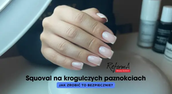 Dłoń z zadbanymi paznokciami w stylu francuskiego manicure.