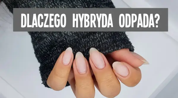 Dłoń z paznokciami w naturalnym kolorze, na których widoczny jest napis "DLACZEGO HYBRYDA ODPADA?".