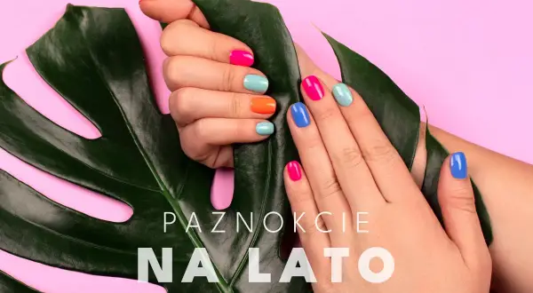 Dłonie z kolorowym, letnim manicurem na tle zielonego liścia i różowego tła.