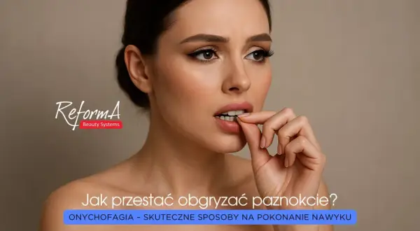 Kobieta obgryza paznokieć, zbliżenie na twarz i dłoń.