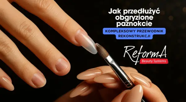 Dłoń z paznokciami w trakcie rekonstrukcji, pędzelek do żelu.