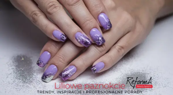Dłonie z fioletowymi paznokciami ombre z brokatem.