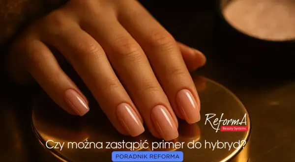 Dłoń z paznokciami w cielistym kolorze hybrydy na złotym tle.