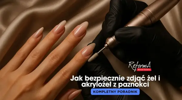Dłoń z paznokciami hybrydowymi i frezarką do usuwania żelu/akrylożelu.