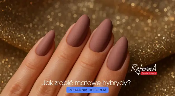 Dłoń z matowymi, brązowymi paznokciami na złotym, błyszczącym tle.