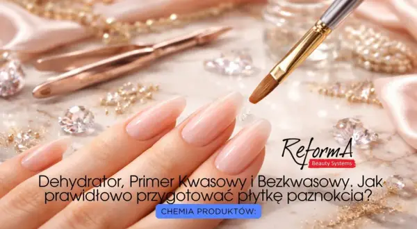 Dłoń z paznokciami, pędzelek z płynem, biżuteria i kosmetyki.