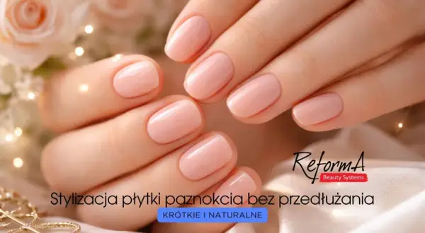 Dłonie z krótkimi, naturalnymi paznokciami w kolorze pudrowego różu, ozdobione delikatnymi światełkami.