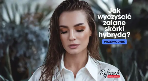 Portret kobiety z mokrymi włosami i makijażem, z tekstem "Jak wyczyścić zalane skórki hybrydą?".