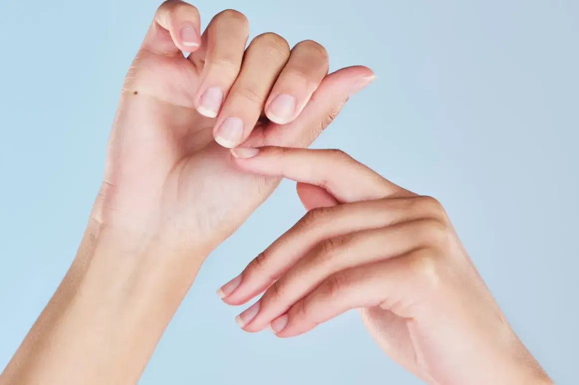 Dłonie po zabiegu manicure japońskiego, z naturalnie lśniącymi paznokciami.