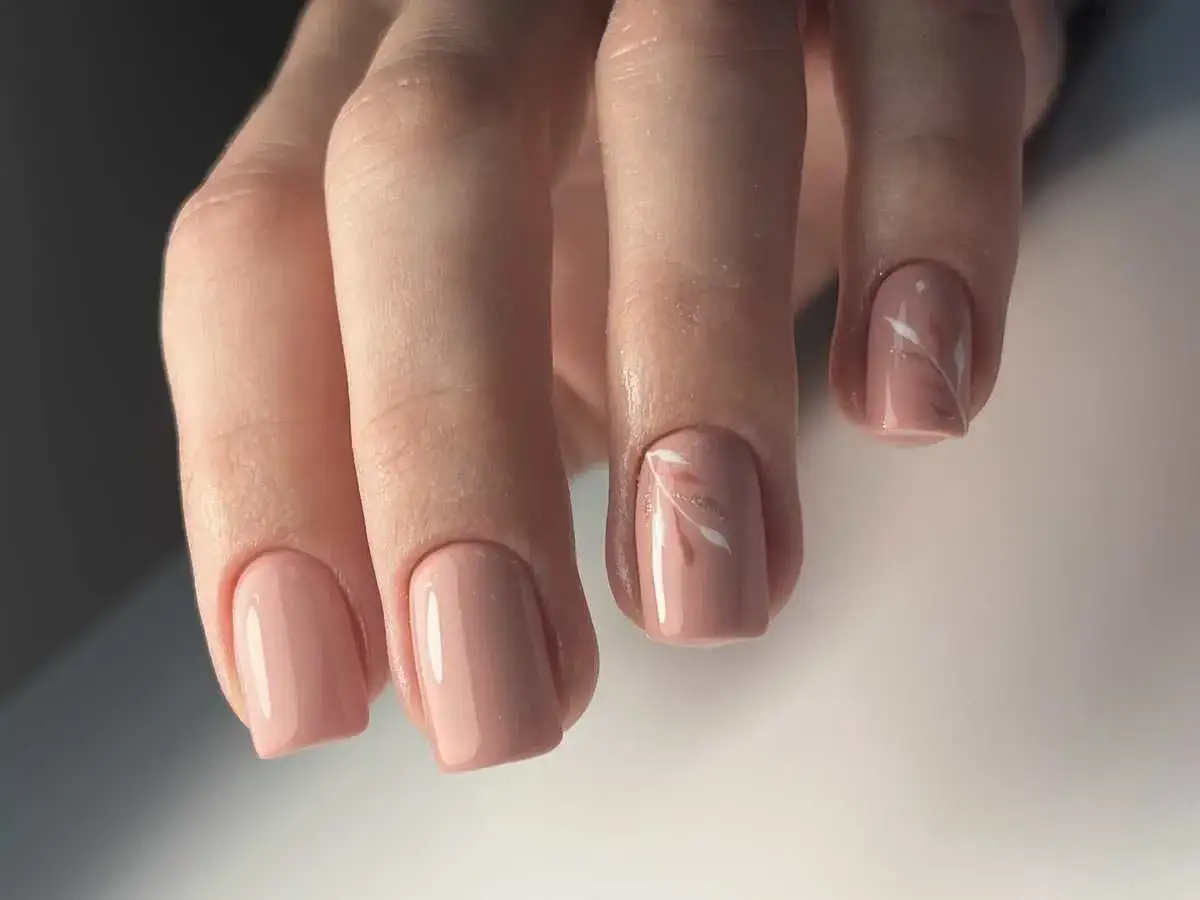 Delikatny różowy manicure z motywem liści. Zastanawiasz się, najpierw baza czy top? Ten manicure wygląda perfekcyjnie!