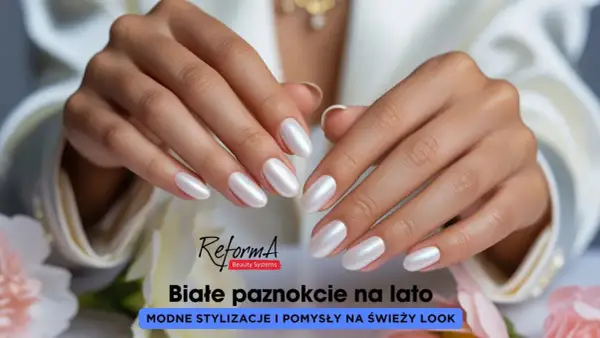 Dłonie z eleganckim, perłowym białym manicure, na tle kwiatów i białej tkaniny.