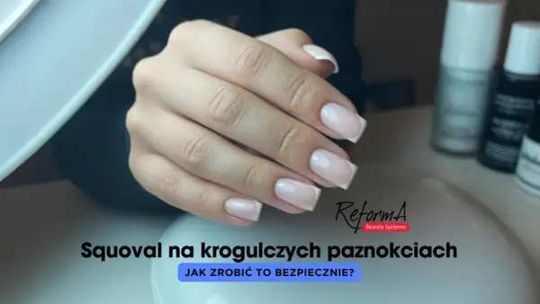 Dłoń z zadbanymi paznokciami w stylu francuskiego manicure.