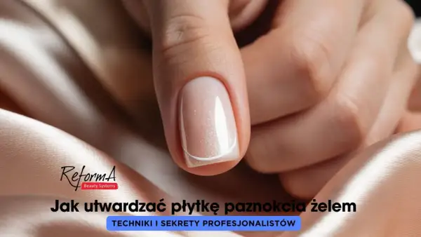 Dłoń z paznokciem pomalowanym jasnym lakierem z brokatem, na tle satynowej tkaniny.