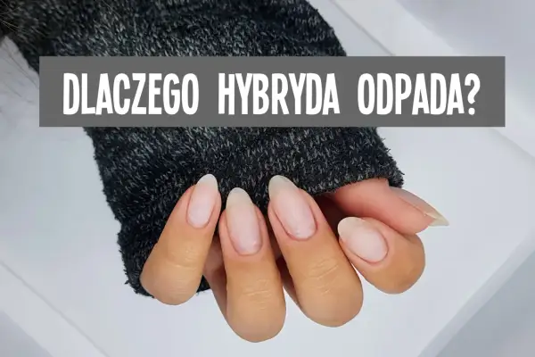 Dłoń z paznokciami w naturalnym kolorze, na których widoczny jest napis "DLACZEGO HYBRYDA ODPADA?".