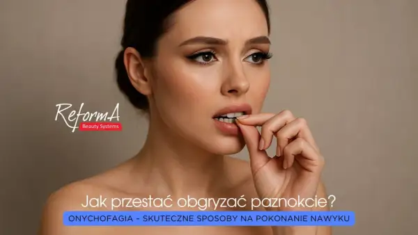 Kobieta obgryza paznokieć, zbliżenie na twarz i dłoń.