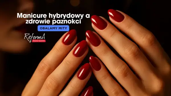 Dłonie z idealnym, ciemnoczerwonym manicurem hybrydowym na ciemnym tle.