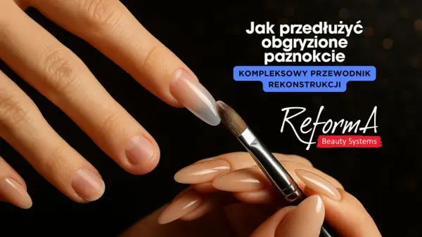Dłoń z paznokciami w trakcie rekonstrukcji, pędzelek do żelu.