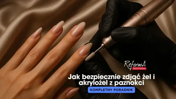 Dłoń z paznokciami hybrydowymi i frezarką do usuwania żelu/akrylożelu.