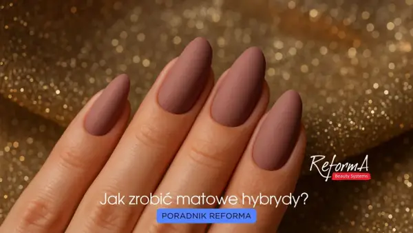 Dłoń z matowymi, brązowymi paznokciami na złotym, błyszczącym tle.