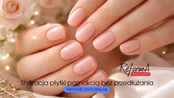 Dłonie z krótkimi, naturalnymi paznokciami w kolorze pudrowego różu, ozdobione delikatnymi światełkami.